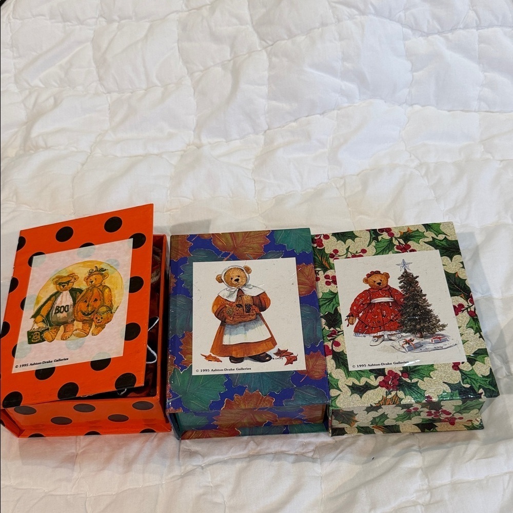 1995 Ashton Drake Addie Bear Holiday Collection